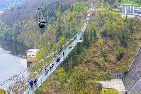 Die weltgrößte Hängebrücke überspannt das Bodetal 100 Meter über dem Stausee. Foto: djd/Tourismusbetrieb der Stadt Oberharz am Brocken - Rübeländer Tropfsteinhöhlen/Harzdrenalin