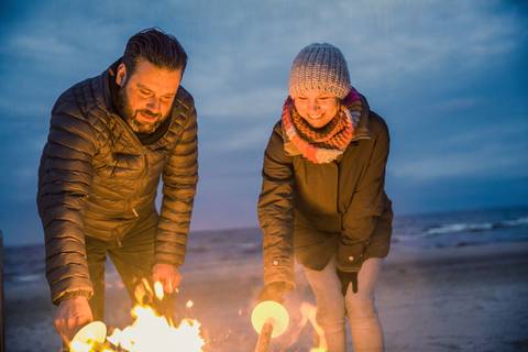 Eingeläutet wird die winterschöne Jahreszeit an der Ostseeküste Schleswig-Holstein mit dem farbenfrohen Spektakel "Lichtermeer" - zum Beispiel mit romantischen Fackelwanderungen entlang der Küstenlinie. Foto: djd/Ostsee-Holstein-Tourismus