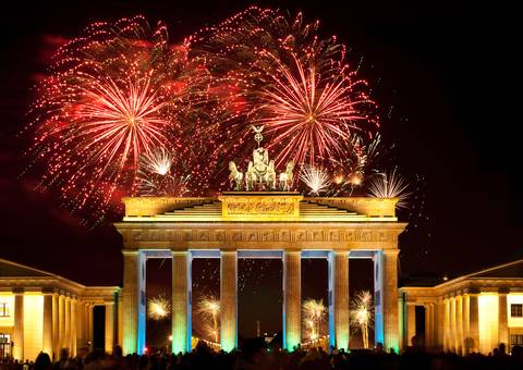 Berlin ist auch die Partyhauptstadt des Landes - das gilt ganz besonders zum Jahreswechsel. Foto: djd/www.kurzurlaub.de/flyinger-Fotolia