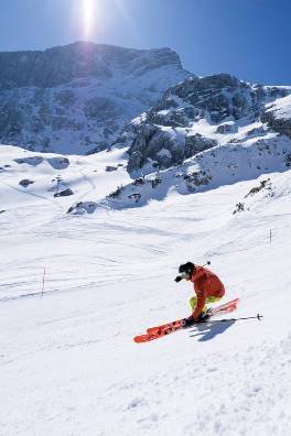 Weiße Pisten ohne Gedränge und mit viel Sonne - das finden Skifahrer und Snowboarder in den oberbayerischen Skigebieten.Foto: djd/Tourismus Oberbayern München