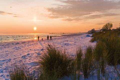 Wenn der Sommertrubel nachgelassen hat und der Strand nicht mehr mit Badefreuden lockt, beginnt die ruhige Zeit an der Ostsee. Foto: djd/www.ostsee-schleswig-holstein.de /Jörg Modrow